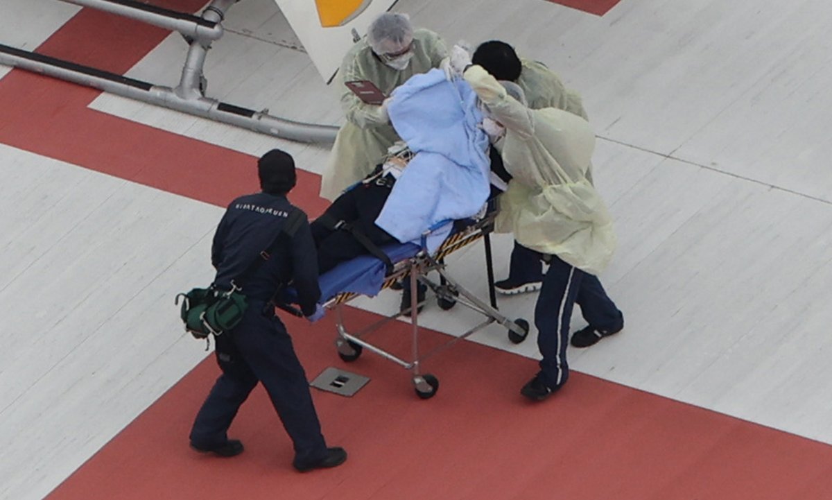 Ông Abe được đưa đến bệnh viện bằng trực thăng.