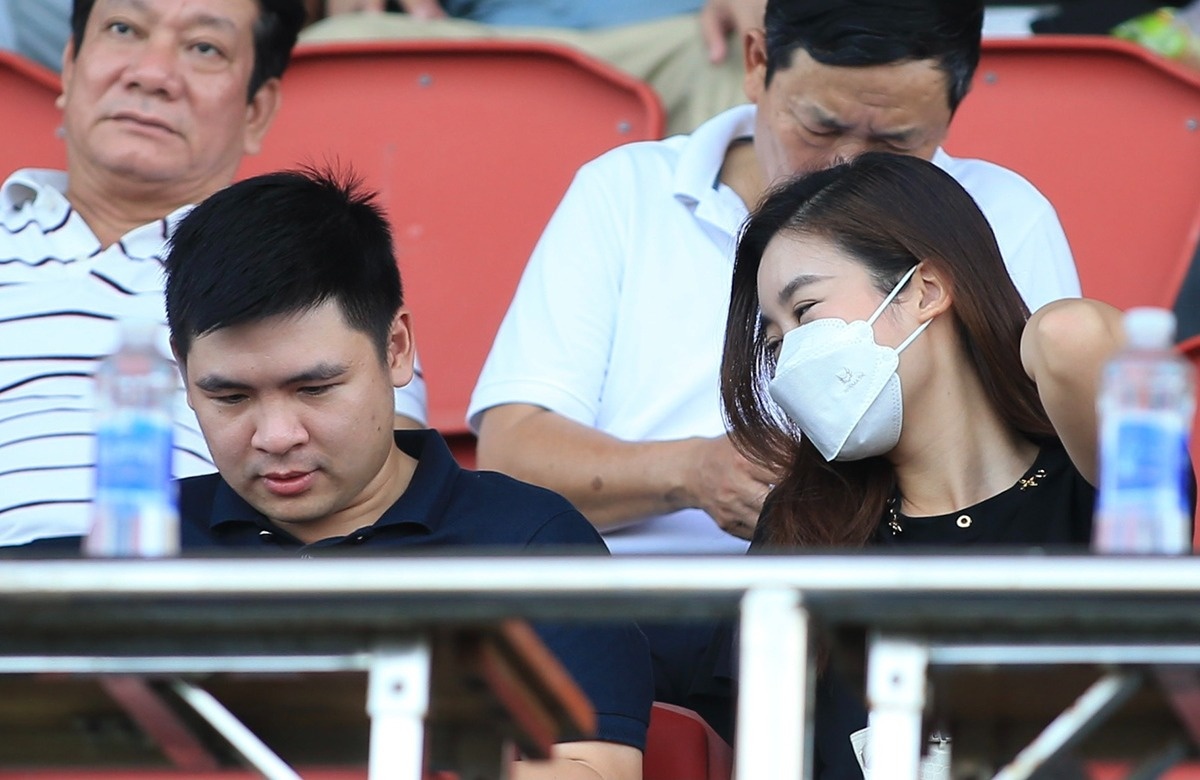 Đỗ Mỹ Linh và Đỗ Vinh Quang đi xem&nbsp;V-League 2022 tại Đà Nẵng