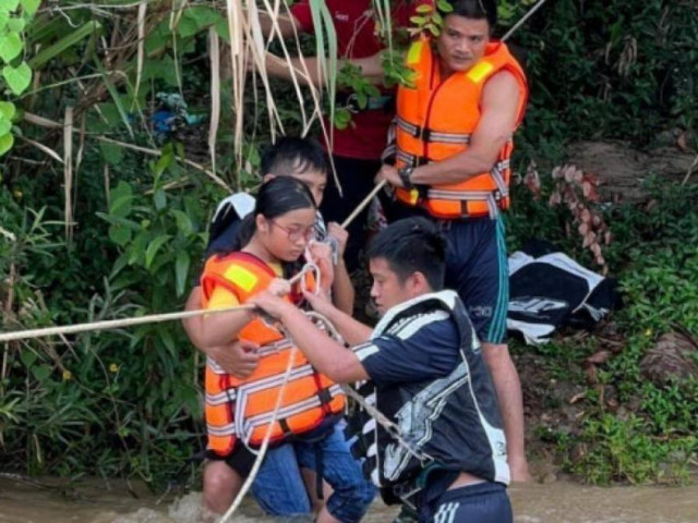 Tin tức trong ngày - Cảnh sát đu dây cứu 6 người đi cắm trại mắc kẹt bên bờ suối
