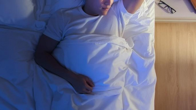 Ngủ với đèn vẫn còn mở làm tăng nguy cơ cao huyết áp, tiểu đường, béo phì - Ảnh: CNN