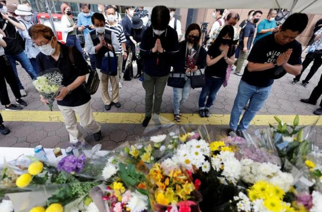 Người dân tưởng niệm cố Thủ tướng Abe Shinzo tối 8-7. Ảnh: Reuters