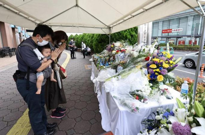 Người dân tưởng niệm cố Thủ tướng Abe Shinzo. Ảnh: Reuters, EPA