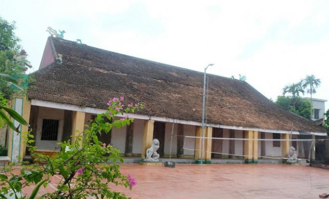 Nhìn từ bên ngoài có thể thấy sự bề thế của ngôi đình cổ được xây dựng dưới thời vua Gia Long thứ 6