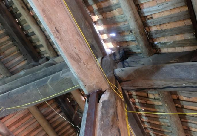 Xà của một cây cột lớn đã bị mục, phải dùng thanh sắt để chống đỡ
