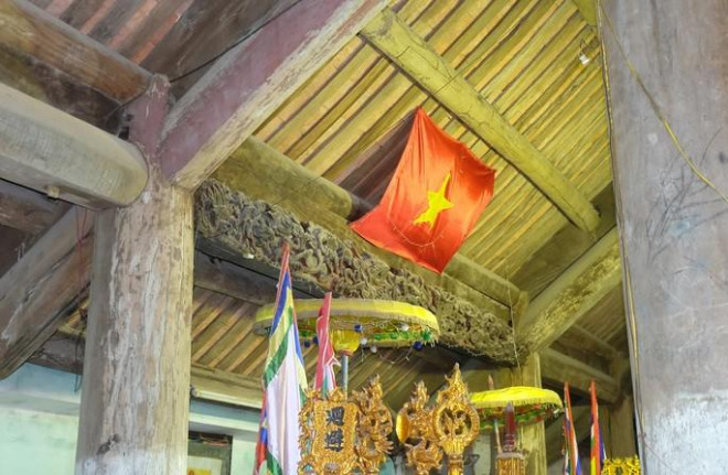 Ngói của đình bị tụt khiến nước mưa tràn vào trong, ánh sáng từ bên ngoài có thể nhìn thấy qua mái