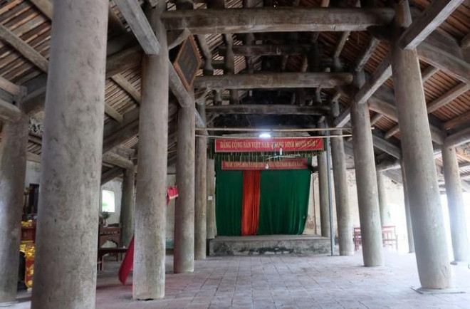 Đình được xây dựng rất hoành tráng, toàn bằng gỗ lim