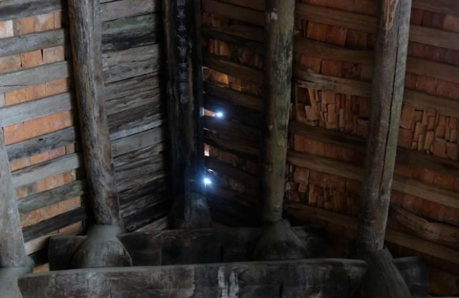 Ngói của đình bị tụt khiến nước mưa tràn vào trong, ánh sáng từ bên ngoài có thể nhìn thấy qua mái