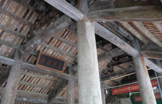 Ngôi đình hiện xuống cấp nhiều nơi và đã bị nghiêng