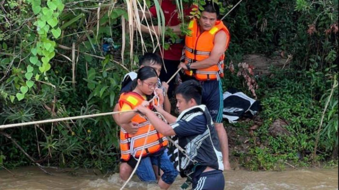 Lực lượng cảnh sát PCCC&amp;CNCH tiếp cận, giải cứu những người mắc kẹt bên bờ suối