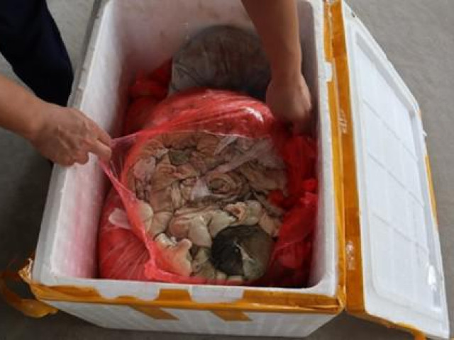 Thị trường - Tiêu dùng - Hơn 1 tạ nội tạng lợn bốc mùi hôi thối ''suýt'' lên mâm cơm