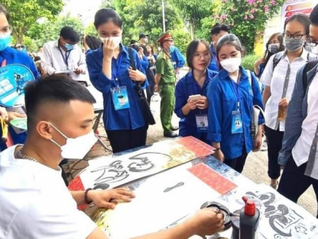 Bạn trẻ - Cuộc sống - Gửi lời chúc đỗ đạt, chàng công nhân 9X cùng viết 1.000 bức thư pháp tặng sĩ tử