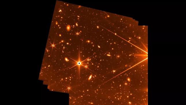 Hàng trăm thiên hà xa xôi đã được kính viễn vọng James Webb chụp lại được