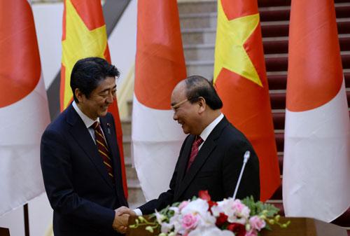 Cựu Thủ tướng Abe Shinzo trong chuyến thăm Việt Nam tháng 1-2017, với sự đón tiếp của Thủ tướng Nguyễn Xuân Phúc khi ấy Ảnh: REUTERS