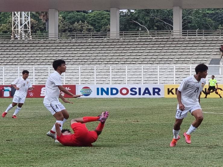 Bóng đá - Video bóng đá U19 Lào - U19 Singapore: Mãn nhãn 4 bàn, ẵm vé bán kết (U19 Đông Nam Á)