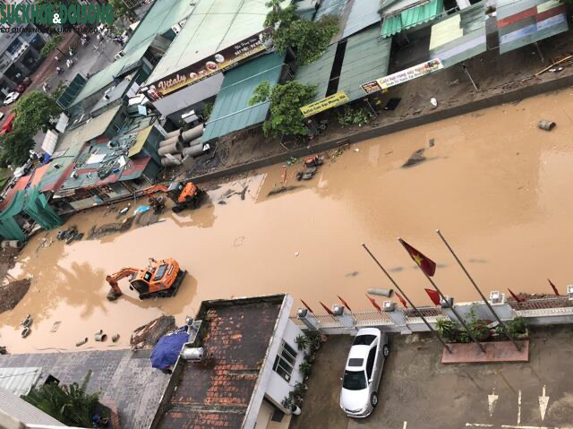 Mặc dù toà nhà Tổng cục Dân số - Kế hoạch hóa gia đình (Bộ Y tế) đi vào hoạt động từ năm 2013 nhưng đến nay, đường vào vẫn chưa hoàn thiện, lúc mưa lớn đường ngập thành sông.