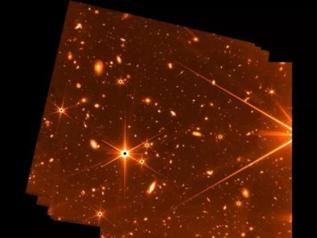 Hàng trăm thiên hà xa xôi được nhìn thấy qua kính viễn vọng James Webb