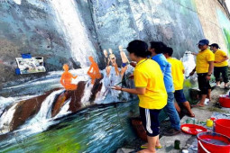 Bạn trẻ - Cuộc sống - Ngược núi vẽ đường bích họa tặng đồng bào vùng cao