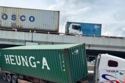 Xe container mắc kẹt dưới gầm cầu vượt ở TPHCM