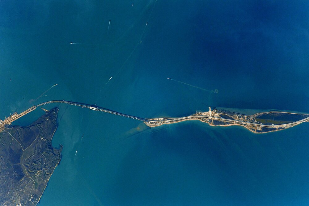 Cầu Crimea – huyết mạch giao thông nối bán đảo Crimea với lãnh thổ Nga (ảnh: RT)