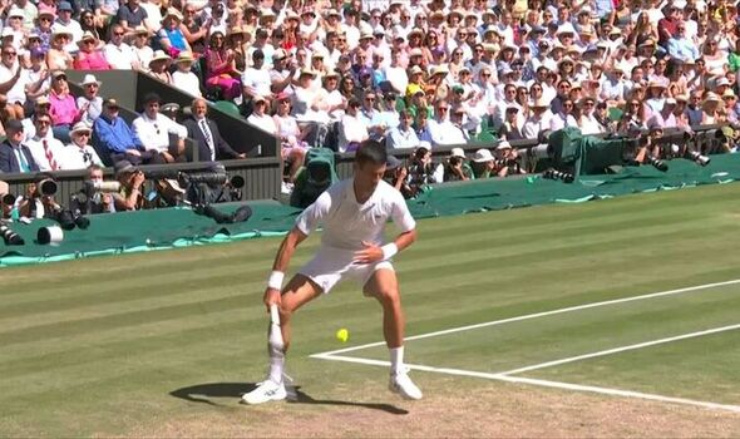 Djokovic thực hiện cú lốp bóng qua 2 chân ảo diệu