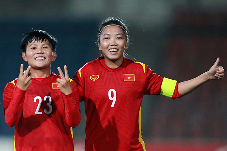 Huỳnh Như (phải) vào sân từ ghế dự bị và đã ghi bàn cho ĐT nữ Việt Nam vào lưới của Lào cuối hiệp 1