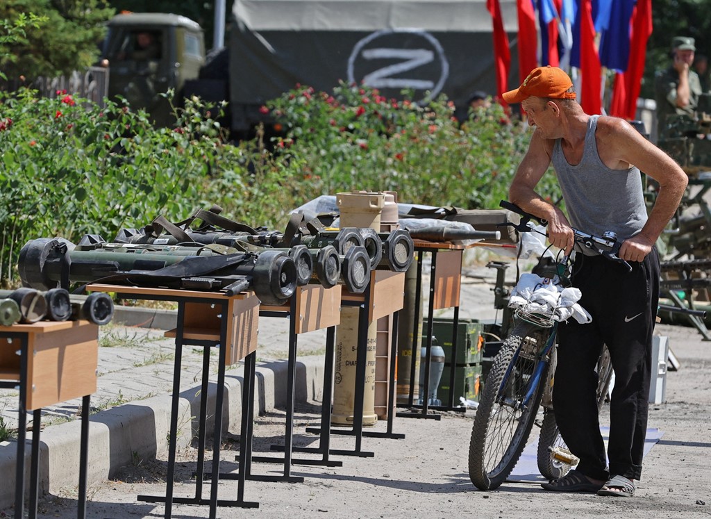 Phe ly khai ở Ukraine mở cuộc triển lãm vũ khí (ảnh: Sky News)