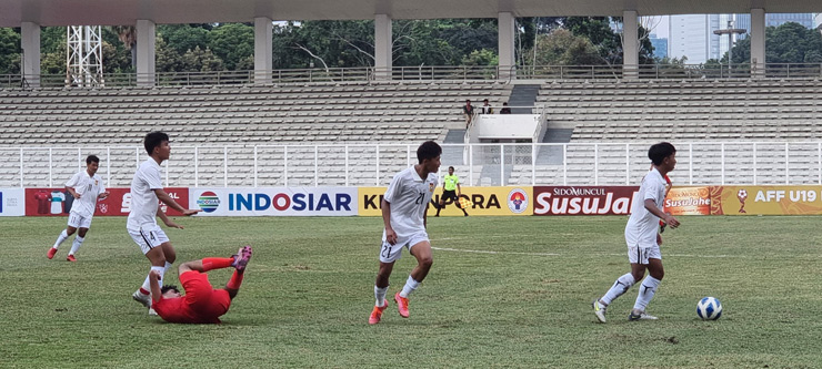 U19 Lào (áo trắng)&nbsp;tấn công rất&nbsp;hiệu quả khi gặp U19 Singapore