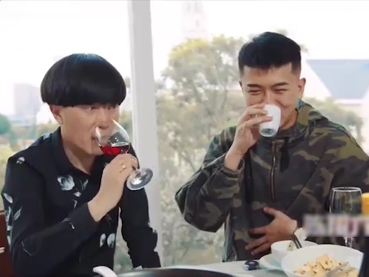 Clip hài hước - Chàng trai ngán ngẩm khi đến buổi họp lớp buôn thuốc "nổ"