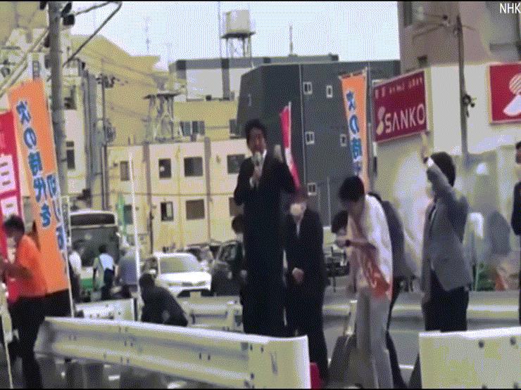 Thế giới - Video cho thấy vệ sĩ của ông Abe bất lực trước súng của kẻ ám sát
