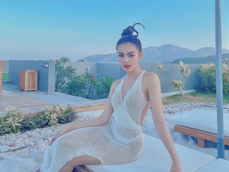 Thời trang - Cô chủ shop thị phi nhất Sài thành chuộng trang phục tôn đường cong "siêu thực"