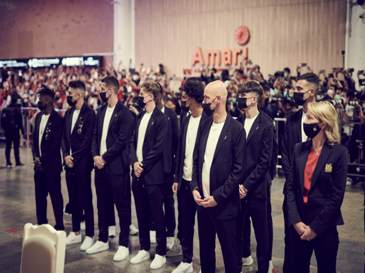 Bóng đá - Dàn siêu sao MU đổ bộ đến Thái Lan, fan "đỏ mắt" tìm Ronaldo không thấy