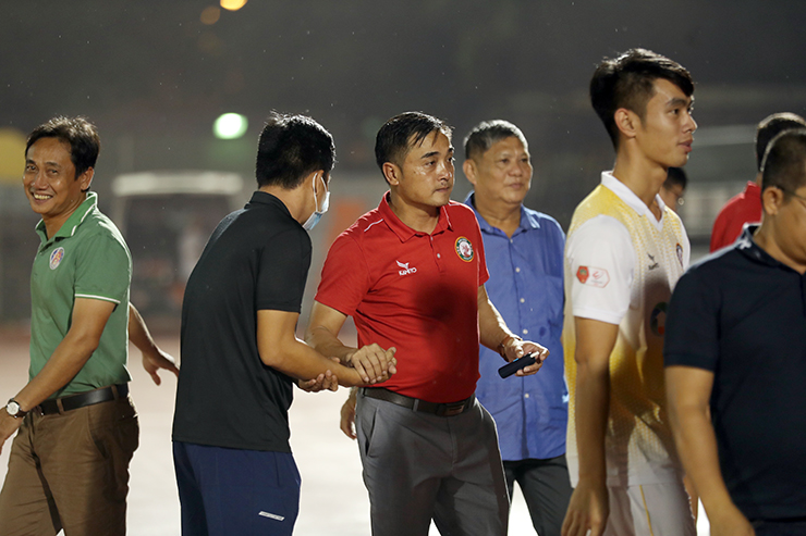 HLV Nguyễn Đức Thắng (áo đỏ) không hài lòng với kết quả hoà 1-1 trước Sài Gòn.
