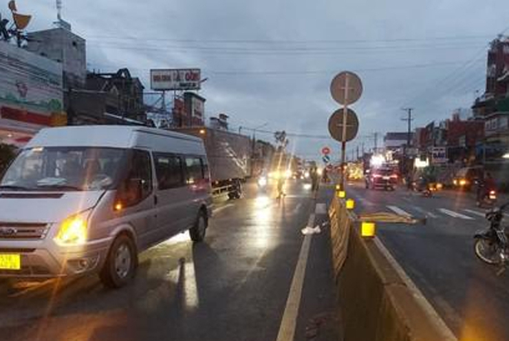 Xe chở khách vào TPHCM dự đám cưới tông chết người trên QL1A