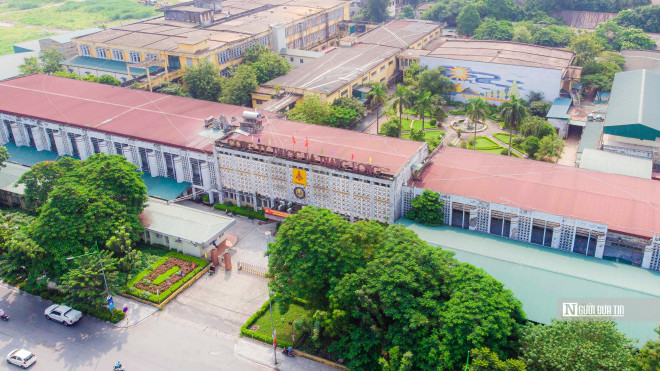 Kỳ họp thứ 7 HĐND thành phố Hà Nội mới đây đã thông qua Nghị quyết về danh mục nhà, đất phải di dời theo quy hoạch trên địa bàn thành phố đợt 1. Theo đó, sẽ có 10 khu "đất vàng" nhà máy sắp phải di dời khỏi nội thành Hà Nội.