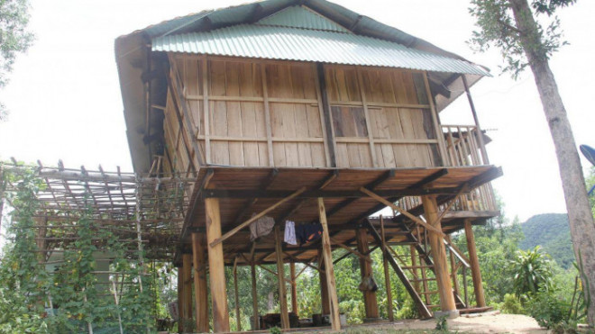 Ngôi nhà sàn kiên cố của vợ Chánh án TAND huyện Vĩnh Thạnh, Bình Định nằm trái phép trên đất rừng phòng hộ