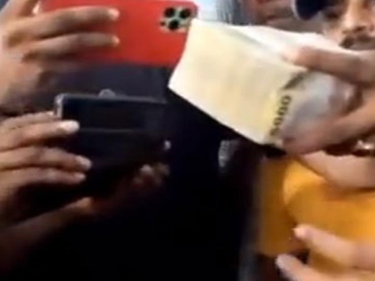 Kinh doanh - Nơi vừa vỡ nợ trầm trọng: Dân tràn vào dinh thự tổng thống và thủ tướng tìm tiền