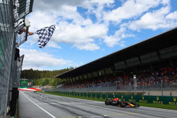 Thể thao - Đua xe F1, phân hạng Sprint – Austrian GP: Red Bull không có đối thủ, tâm điểm Hamilton – Schumacher