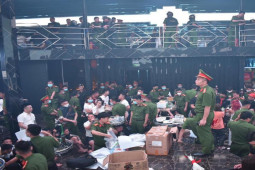 Pháp luật - Đột kích quán bar, phát hiện nhiều dân chơi mang theo chất cấm để mở tiệc bay lắc