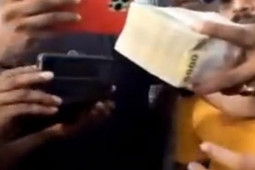 Kinh doanh - Nơi vừa vỡ nợ trầm trọng: Dân tràn vào dinh thự tổng thống và thủ tướng tìm tiền