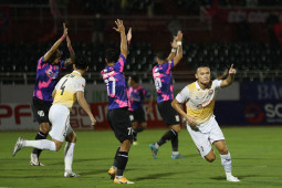 Tranh cãi tiền đạo "PSG Việt Nam" dùng tay ghi bàn vẫn được công nhận