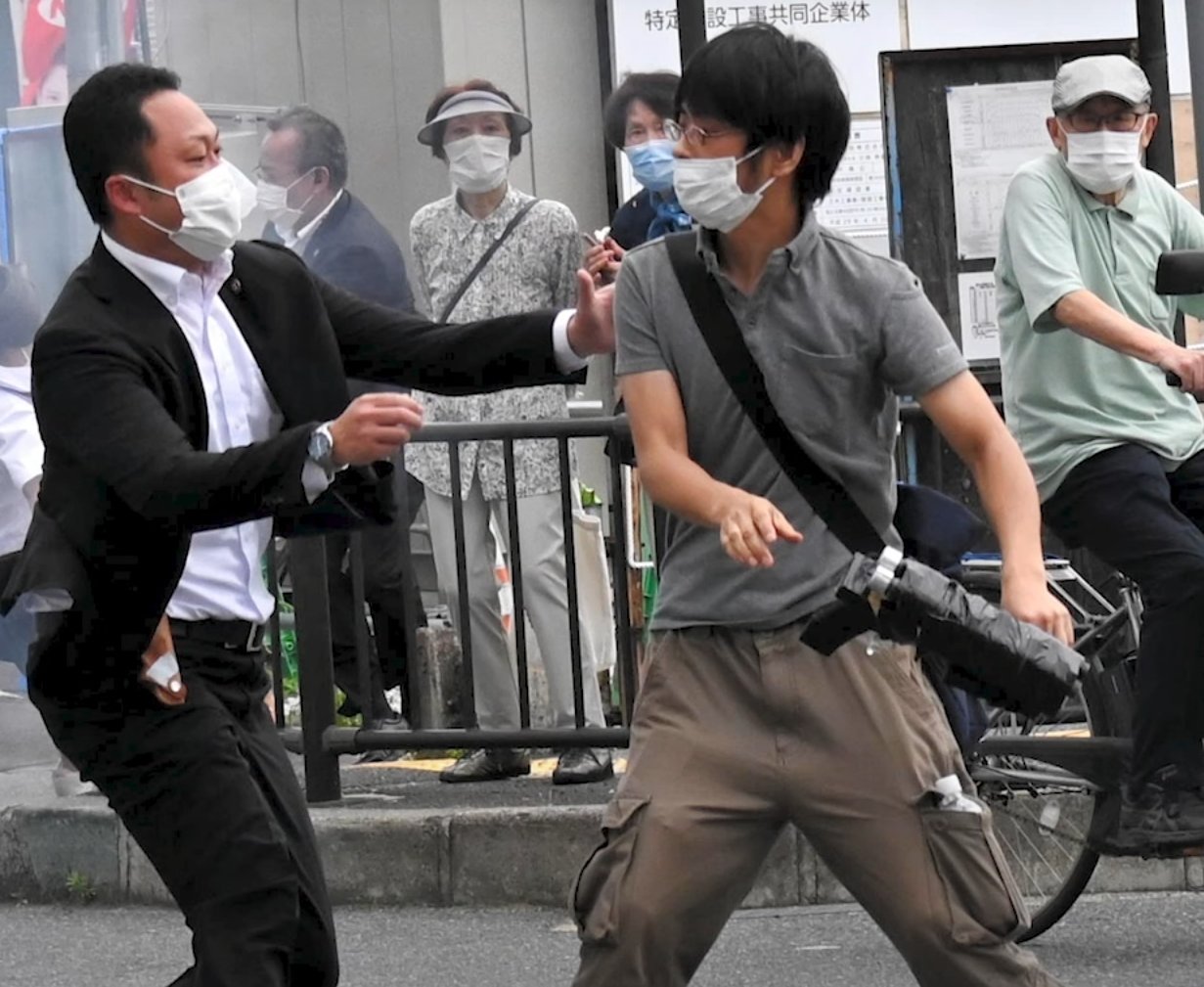 Nghi phạm bắn ông Abe ném khẩu súng tự chế (ảnh: NHK)