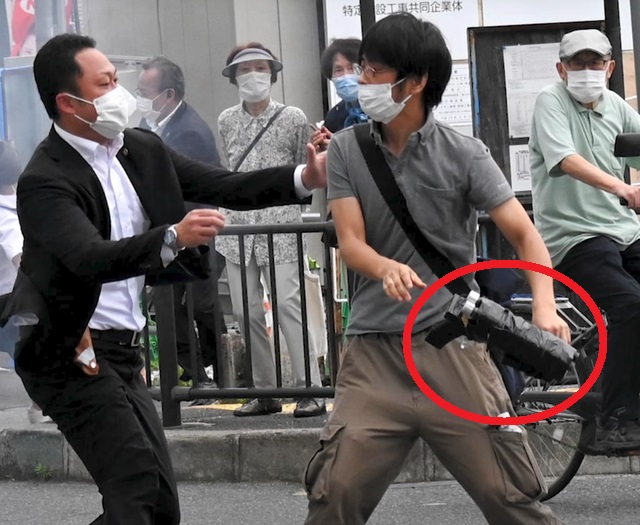 Khẩu súng tự chế (khoanh đỏ) mà nghi phạm Tetsuya Yamagami sử dụng để ám sát cựu Thủ tướng Nhật Bản Abe Shinzo. Ảnh: Imgur