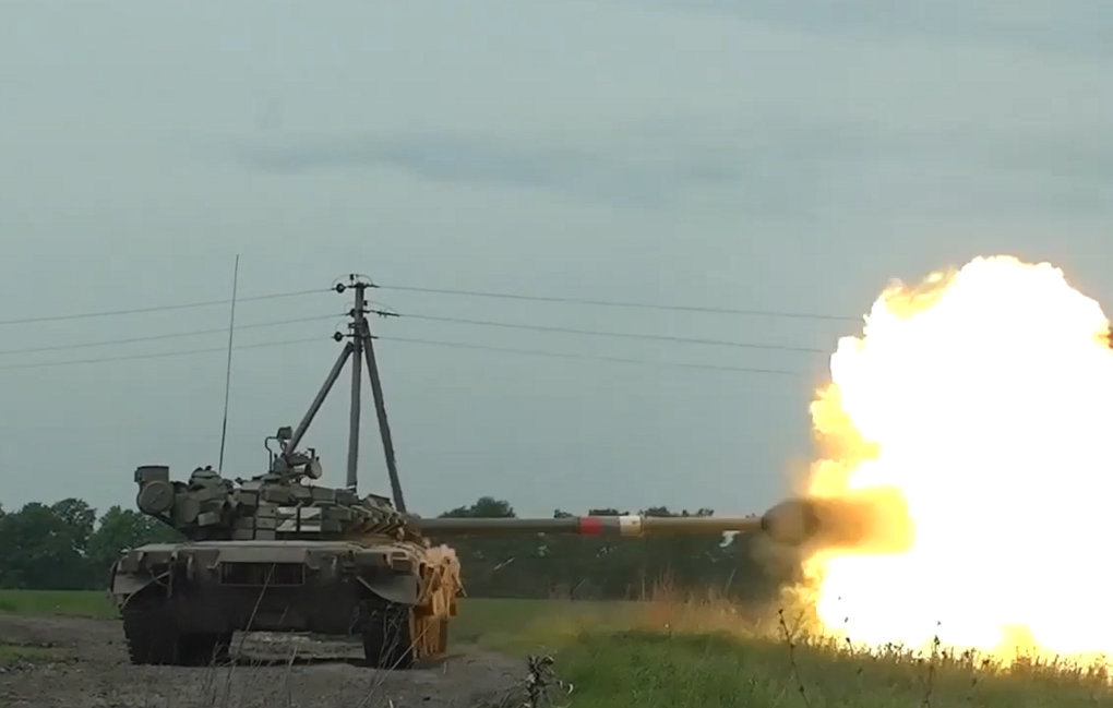 Xe tăng Nga trút hỏa lực ở mặt trận Donbass (ảnh: TASS)