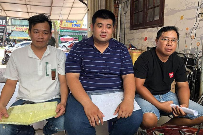 Dương Hoàng Vũ, Huỳnh Nhật Hòa và Hồ Minh Triết (từ trái sang) đã có đơn kêu oan gửi báo Pháp Luật TP.HCM. Ảnh: NHẪN NAM
