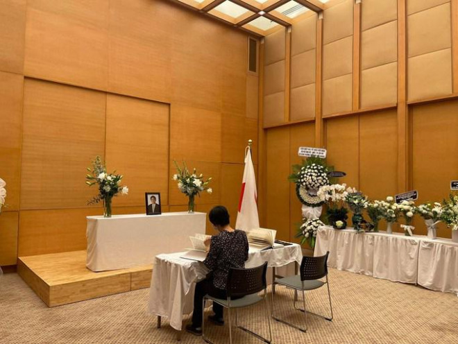 TP HCM: Người dân xếp hàng chờ viếng cố Thủ tướng Nhật Bản Abe Shinzo - 1