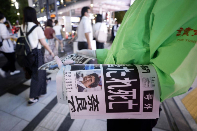Truyền thông Nhật Bản đã phản ứng một cách thận trọng sau khi cựu Thủ tướng Shinzo Abe bị bắn tử vong. Ảnh: Bloomberg&nbsp;