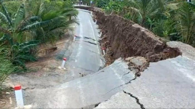 Đoạn sụp lún truyến đường liên xã Tuyên Bình Tây - Vĩnh Bình, dài 60m sẽ được khắc phục trong 1 tuần
