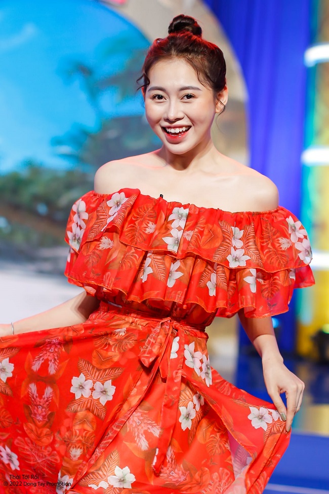 Bên cạnh những video clip 'tấu hài', Việt Phương Thoa còn được khen nhan sắc ngày càng thăng hạng và gu thời trang hiện đại.
