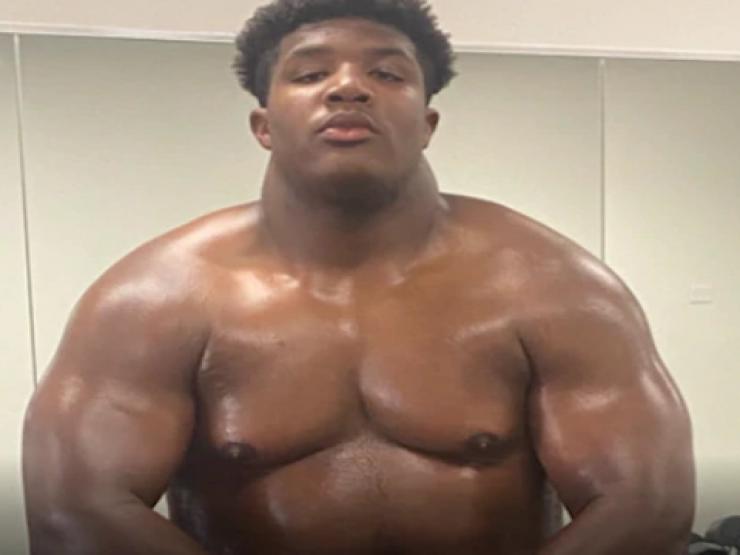 Thể thao - Cầu thủ 14 tuổi cao 1m85, nặng 136 kg với thân hình vạm vỡ như lực sĩ