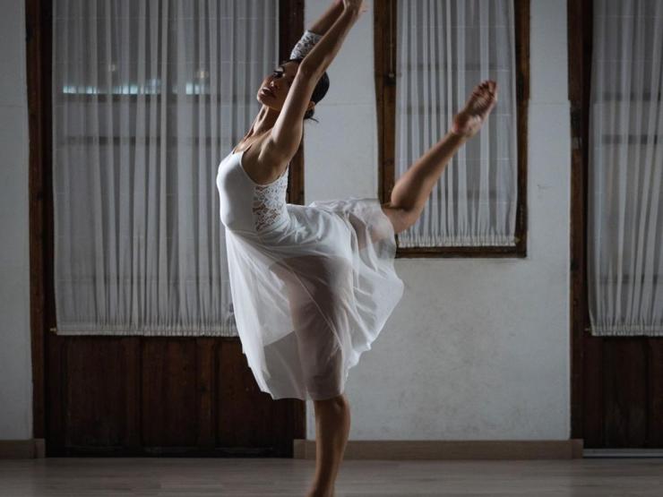 Làm đẹp - Nữ bác sĩ Tây Ban Nha vừa đăng quang hoa hậu tập "bộ môn quý tộc" để giữ dáng